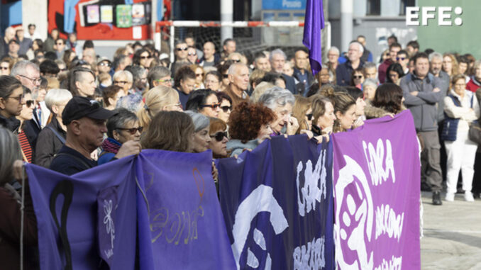 Concentración convocada este domingo por el movimiento feminista de Pasaia en protesta por el asesinato machista de este sábado en esta localidad guipuzcoana. La víctima del asesinato machista de este sábado en Pasaia (Gipuzkoa) había interpuesto en el pasado una denuncia por violencia de género contra su expareja, el hombre que presuntamente la mató pegándole varios disparos con una pistola. /Juan Herrero.
