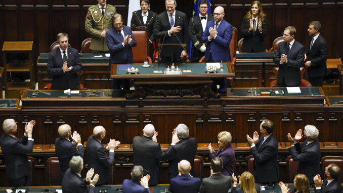 El rey Felipe VI (c), junto al presidente del Senado italiano, Ignazio La Russa (c-i), y el presidente de la Cámara de Diputados italiana, Lorenzo Fontana (c-d), pronuncia un discurso durante su visita a la sede de la Cámara de Diputados de Italia, este miércoles en el Palacio de Montecitorio de Roma. EFE/ Chema Moya
