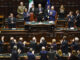 El rey Felipe VI (c), junto al presidente del Senado italiano, Ignazio La Russa (c-i), y el presidente de la Cámara de Diputados italiana, Lorenzo Fontana (c-d), pronuncia un discurso durante su visita a la sede de la Cámara de Diputados de Italia, este miércoles en el Palacio de Montecitorio de Roma. EFE/ Chema Moya