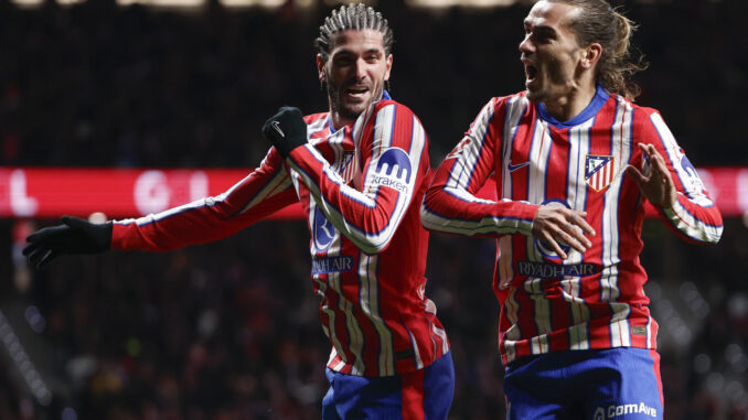 El centrocampista argentino del Atlético de Madrid Rodrigo De Paul (i) celebra con Antoine Griezmann tras marcar un gol este domingo, durante el partido de la jornada 16 de LaLiga EA Sports, entre el Atlético de Madrid y el Sevilla, en el estadio Metropolitano, en Madrid. EFE/ Sergio Pérez
