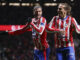 El centrocampista argentino del Atlético de Madrid Rodrigo De Paul (i) celebra con Antoine Griezmann tras marcar un gol este domingo, durante el partido de la jornada 16 de LaLiga EA Sports, entre el Atlético de Madrid y el Sevilla, en el estadio Metropolitano, en Madrid. EFE/ Sergio Pérez