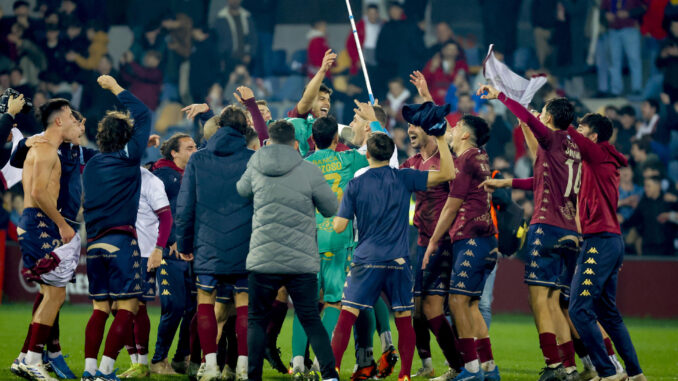 Los jugadores del Pontevedra celebran su pase a la siguiente fase de la Copa del Rey tras eliminar al Villarreal en el encuentro que han disputado en el Estadio Municipal de Pasarón, en Pontevedra. EFE/ Lavandeira Jr
