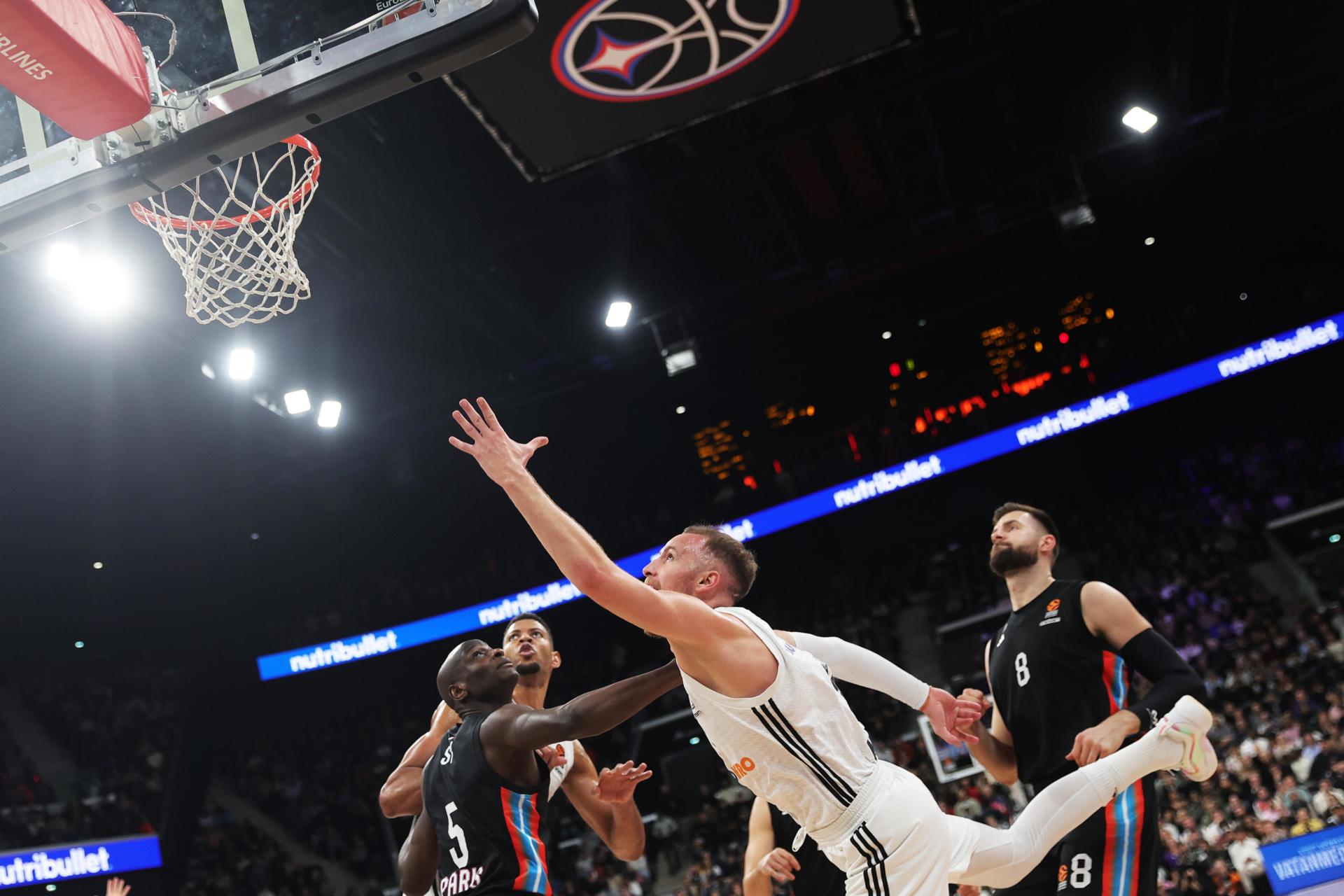 Dzanan Musa , del Real Madrid (C) durante el partido de la Euroliga que han jugado en París.EFE/EPA/TERESA SUAREZ
