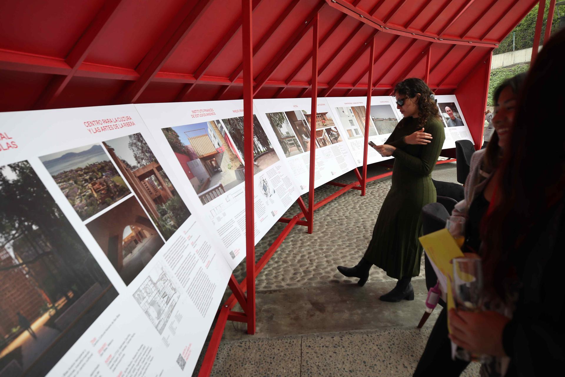 Fotografía de los asistentes a la decimotercera edición de la Bienal Iberoamericana de Arquitectura y Urbanismo (BIAU) este miércoles, en Lima (Perú). EFE/ Paolo Aguilar
