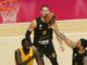 El base de Baskonia Markus Howard (d) cn acción Marial Shayok (I), de Maccabi, durante el partido de la Euroliga que han jugado Maccabi Tel Aviv y Baskonia Vitoria-Gasteiz ie Belgrado, Serbia. EFE/EPA/ANDREJ CUKIC