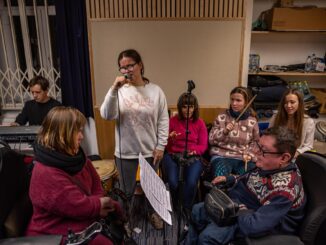 Miembros de la orquesta Tap Tap ensayan en su estudio en Praga, República Checa, 10 de diciembre de 2024. 
 EFE/EPA/MARTIN DIVISEK