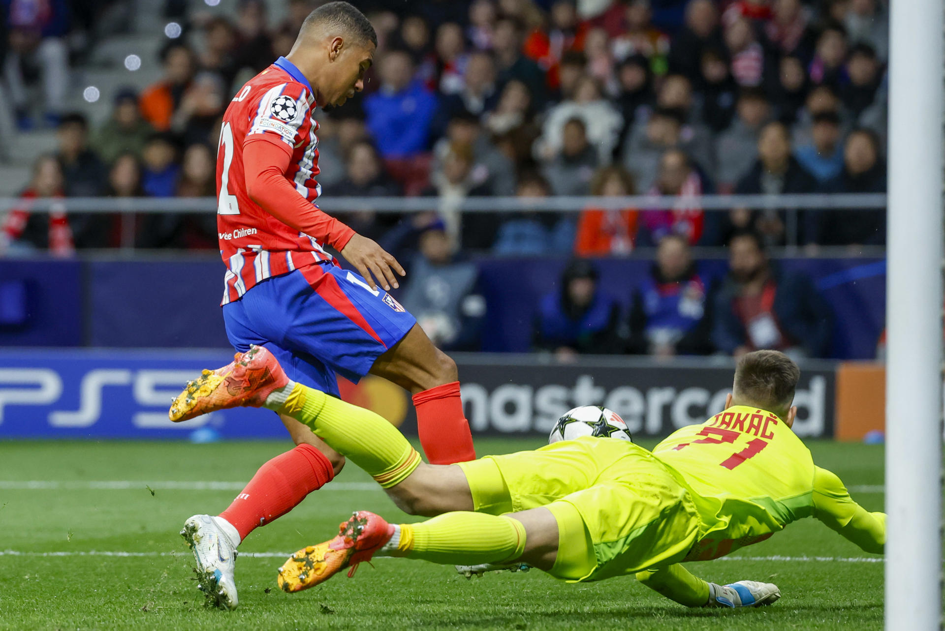 El delantero brasileño del Atlético de Madrid, Samuel Lino (i), intenta controlar el balón ante el guardameta del Sl. Bratislava, Dominik Takac, durante el encuentro correspondiente a la fase regular de la Liga de Campeones que disputaron Atlético de Madrid y Sl. Bratislava en el estadio Metropolitano, en Madrid. EFE / Juanjo Martín.
