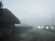 El edificio de la Jirafa entre la niebla que cubría la ciudad de Oviedo (Asturias) a primera hora de la mañana. EFE/Paco Paredes