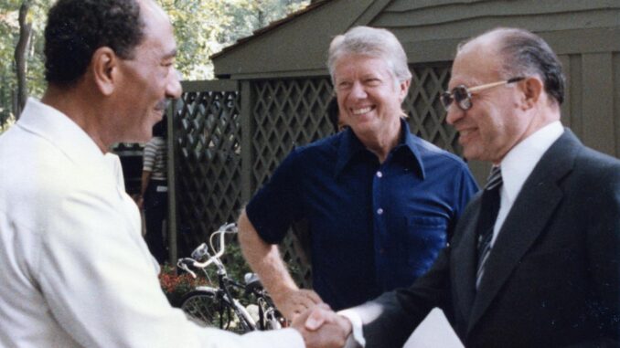 El expresidente de Estados Unidos Jimmy Carter (c), el exmandatario egipcio Anwar al Sadat (i), y el exprimer ministro israelí Menachem Begin, en Camp David. EFE/EPA/KARL H. SCHUMACHER / JIMMY CARTER LIBRARY / HANDOUT HANDOUT EDITORIAL USE ONLY/NO SALES
