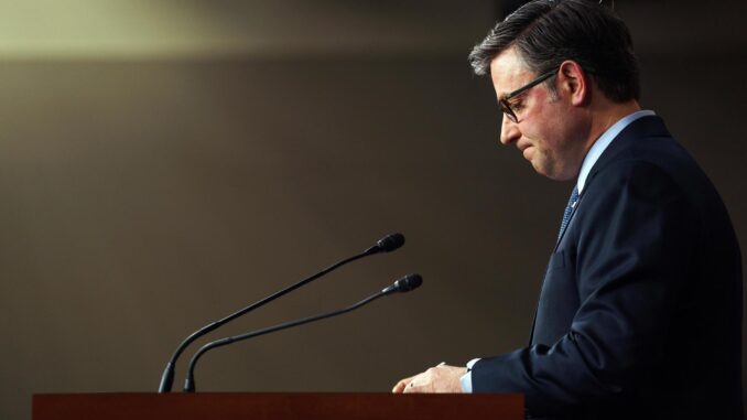 El presidente de la Cámara de Representantes de Estados Unidos, Mike Johnson, habla en una conferencia de prensa en el Capitolio en Washington, DC, EE. UU., el 17 de diciembre de 2024. EFE/EPA/Will Oliver
