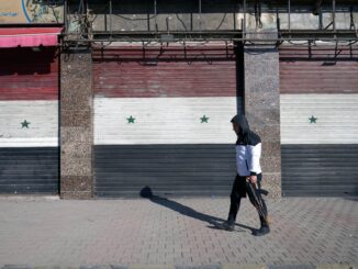 Un combatiente de la oposición siria camina por una calle en el centro de Alepo, Siria, el 30 de noviembre de 2024. EFE/EPA/Karam Al-Masri