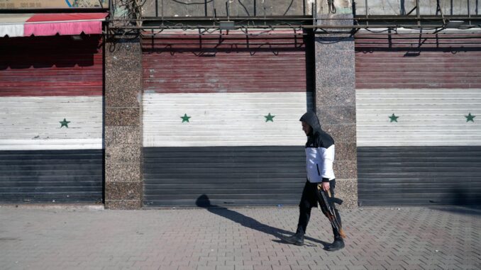 Un combatiente de la oposición siria camina por una calle en el centro de Alepo, Siria, el 30 de noviembre de 2024. EFE/EPA/Karam Al-Masri
