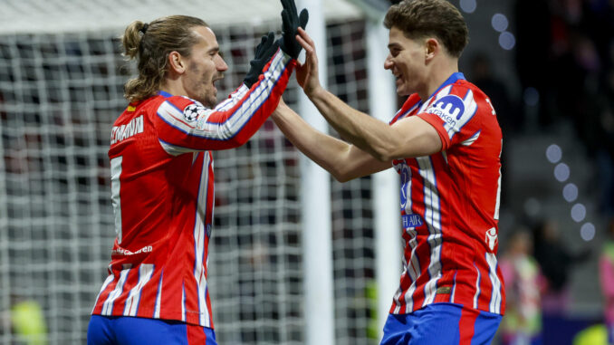 El delantero del Atlético Antoine Griezmann (i) celebra con Julián Álvarez tras marcar el tercer gol ante el Bratislava, durante el partido de la fase regular de la Liga de Campeones que Atlético de Madrid y Slovan Bratislava disputaron en el estadio Metropolitano. EFE/Juanjo Martín
