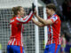 El delantero del Atlético Antoine Griezmann (i) celebra con Julián Álvarez tras marcar el tercer gol ante el Bratislava, durante el partido de la fase regular de la Liga de Campeones que Atlético de Madrid y Slovan Bratislava disputaron en el estadio Metropolitano. EFE/Juanjo Martín