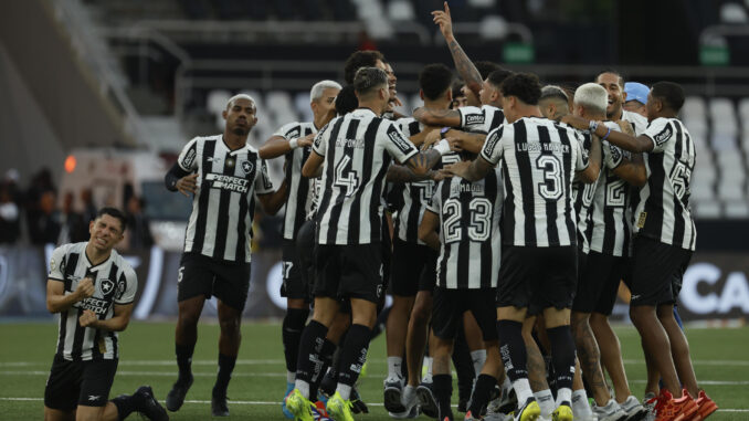 Los jugadores de Botafogo celebran al coronarse campeones del Brasileirao tras un partido ante Sao Paulo, en el estadio Olímpico Nilton Santos, en Río de Janeiro (Brasil). EFE/ Antonio Lacerda
