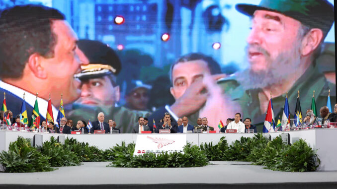 Fotografía cedida del presidente de Venezuela, Nicolás Maduro (c), durante la XXIV Cumbre de la Alianza Bolivariana para los Pueblos de Nuestra América (ALBA), este 14 de diciembre de 2024, en Caracas (Venezuela). EFE/ Prensa Miraflores
