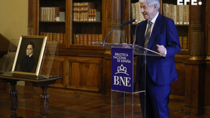 El presidente de la Fundación Francisco Giner de los Ríos, José García-Velasco, interviene en el acto en el que este jueves el Ministerio de Cultura ha restituido a sus legítimos propietarios obras incautadas por el franquismo, el primero del departamento que dirige Ernest Urtasun tras publicar el pasado mes de junio un inventario de bienes para dar cumplimiento a la Ley de Memoria Democrática y que ha tenido lugar en la sala del Patronato de la Biblioteca Nacional. EFE/ J.P.Gandul
