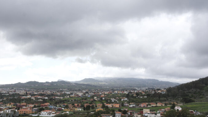 . En la imagen, vista de la ciudad de La Laguna (Tenerife)bajo una espesa capa de nubes. EFE/ Alberto Valdés
