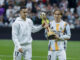 Los jugadores del Real Madrid Luka Modric (d) y Lucas Vázquez muestran al público el Trofeo de la Copa Intercontinental, en los momentos previos al partido de LaLiga entre el Real Madrid y el Sevilla, este domingo en el estadio Santiago Bernabéu. EFE/ JuanJo Martín