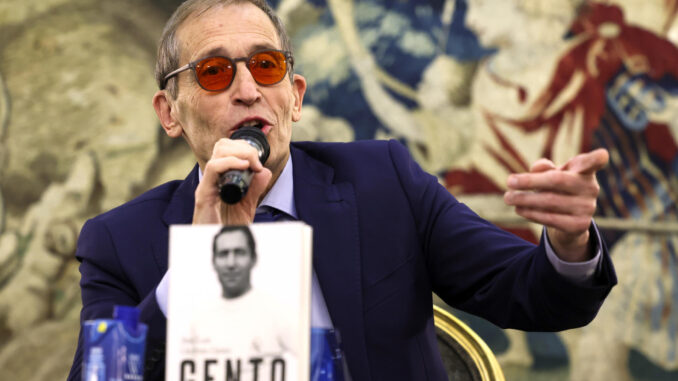 El exjugador de baloncesto José Luis Llorente, sobrino de Paco Gento y autor del libro, en la presentación de 'Gento Real', este lunes en Madrid. EFE/ Kiko Huesca
