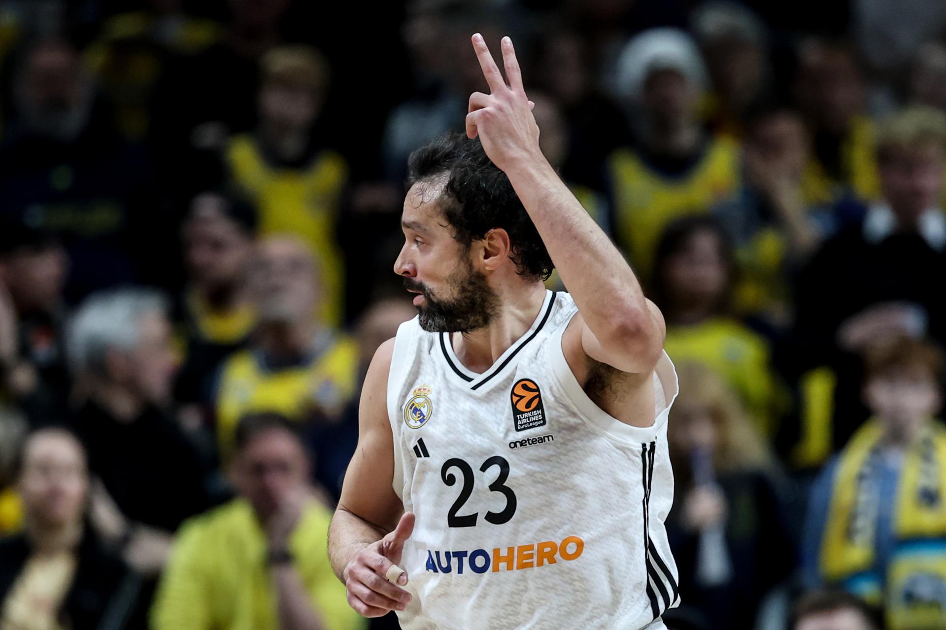 El jugador del Real Madrid Sergio Llull en acción durante el partido de la Euroliga que han jugado Alba Berlin y Real Madrid, en Berlin, Alemania. EFE/EPA/FILIP SINGER
