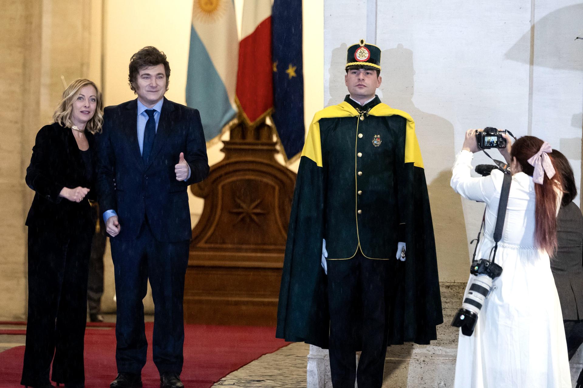 La primera ministra italiana Giorgia Meloni (I) da la bienvenida al presidente argentino Javier Milei (2-I) en el Palacio Chigi durante su visita a Roma, Italia, el 13 de diciembre de 2024. El presidente argentino está en una visita oficial a Roma, donde asistirá al festival anual Atreju del partido Hermanos de Italia el 14 de diciembre. (Italia, Roma) EFE/EPA/MASSIMO PERCOSSI
