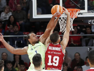 El ala-pívot del Casademont Zaragoza Emir Sulejmanović (d) lucha el balón con Justin Anderson, del Barça, durante el partido de la jornada 11 de la Liga Endesa de Baloncesto que Casademont Zaragoza y Barça disputaron en el pabellón Príncipe Felipe, en Zaragoza.- EFE/ Javier Belver