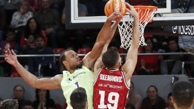 El ala-pívot del Casademont Zaragoza Emir Sulejmanović (d) lucha el balón con Justin Anderson, del Barça, durante el partido de la jornada 11 de la Liga Endesa de Baloncesto que Casademont Zaragoza y Barça disputaron en el pabellón Príncipe Felipe, en Zaragoza.- EFE/ Javier Belver
