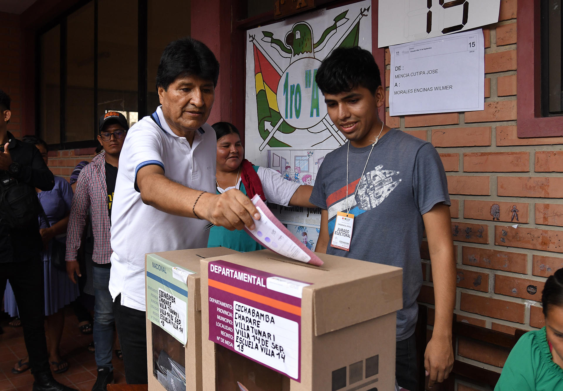 El expresidente de Bolivia Evo Morales (2006-2019) emite su voto este domingo, durante los comicios electorales judiciales en Cochabamba (Bolivia). EFE/ Jorge Ábrego
