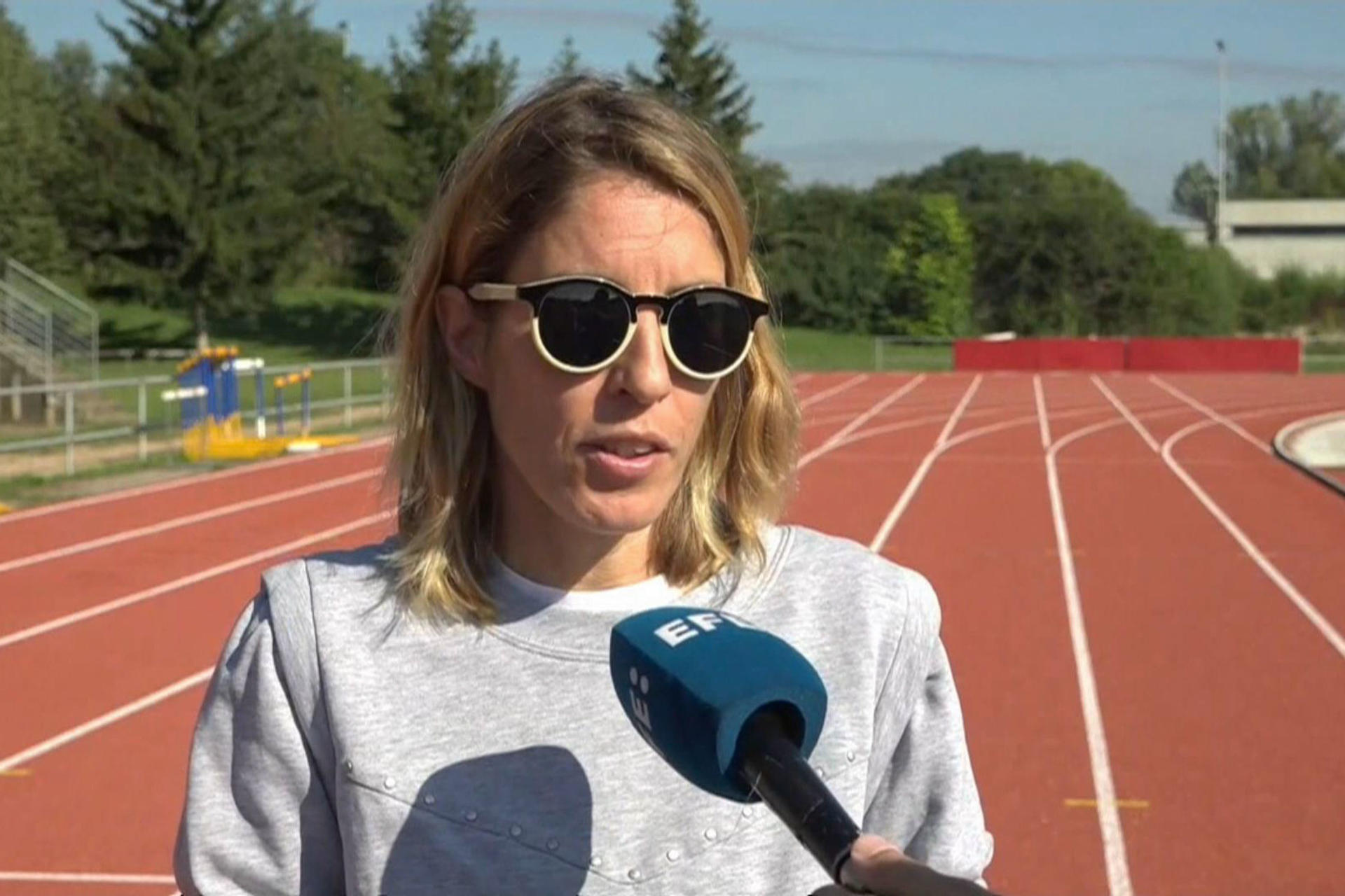 Tras su polémica descalificación en el maratón de los Juegos Paralímpicos de París 2024 tras ganar la medalla bronce, la atleta catalana Elena Congost aseguró este martes, en una entrevista a EFE, que volvería a soltar la cuerda para ayudar incluso si fuese una contrincante la que parece caerse, porque "antes que deportista" es persona. EFE
