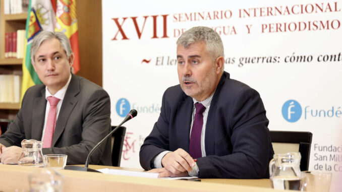 El presidente de la Agencia EFE, Miguel Ángel Oliver, ha defendido este lunes que el objetivo de los periodistas, "pese a todas las emociones", deber ser "informar y no distorsionar, informar y no deformar, vigilar la oratoria hueca y utilizar el auténtico valor de las palabras", durante su intervención en la inauguración del XVII Seminario Internacional de Lengua y Periodismo, que aborda 'El lenguaje de las guerras: cómo contar el conflicto'. EFE/ Raquel Manzanares
