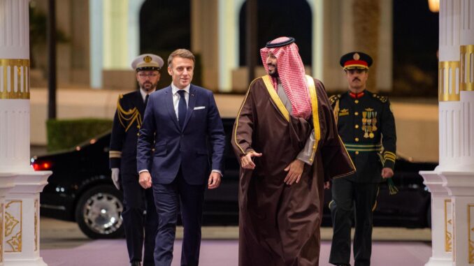 Una fotografía distribuida por el Palacio Real Saudí muestra al Príncipe Heredero Saudí Mohammed bin Salman (D) recibiendo al Presidente francés Emmanuel Macron en el Palacio Al-Yamamah en Riad, Arabia Saudita, 02 de diciembre de 2024 (emitida el 03 de diciembre de 2024). Macron está en una visita de estado a Arabia Saudita de tres días. (Francia, Arabia Saudita) EFE/EPA/BANDAR ALJALOUD MANO DE OBRA USO EDITORIAL SOLAMENTE/SIN VENTAS
