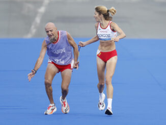 La atleta española Elena Congost, medalla de bronce en la final de la maratón T12 femenino, ayuda a su guía, que llega exhausto a la línea de meta, este domingo en los Juegos Paralímpicos de París 2024. EFE/ Javier Etxezarreta