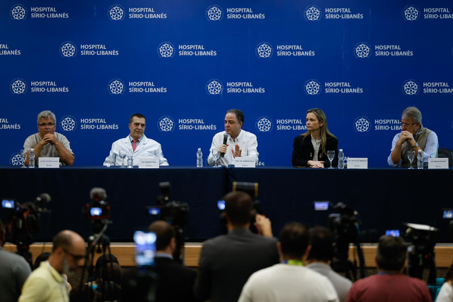 Los doctores José Guilherme Caldas (i), Rogério Tuma (2-i), Roberto Kalil (c), Ana Helena Germoglio y Marcos Stavale (d), médicos del presidente de Brasil, Luiz Inácio Lula da Silva, participan en una rueda de prensa este jueves en el centro de Sao Paulo (Brasil). EFE/ Sebastiao Moreira
