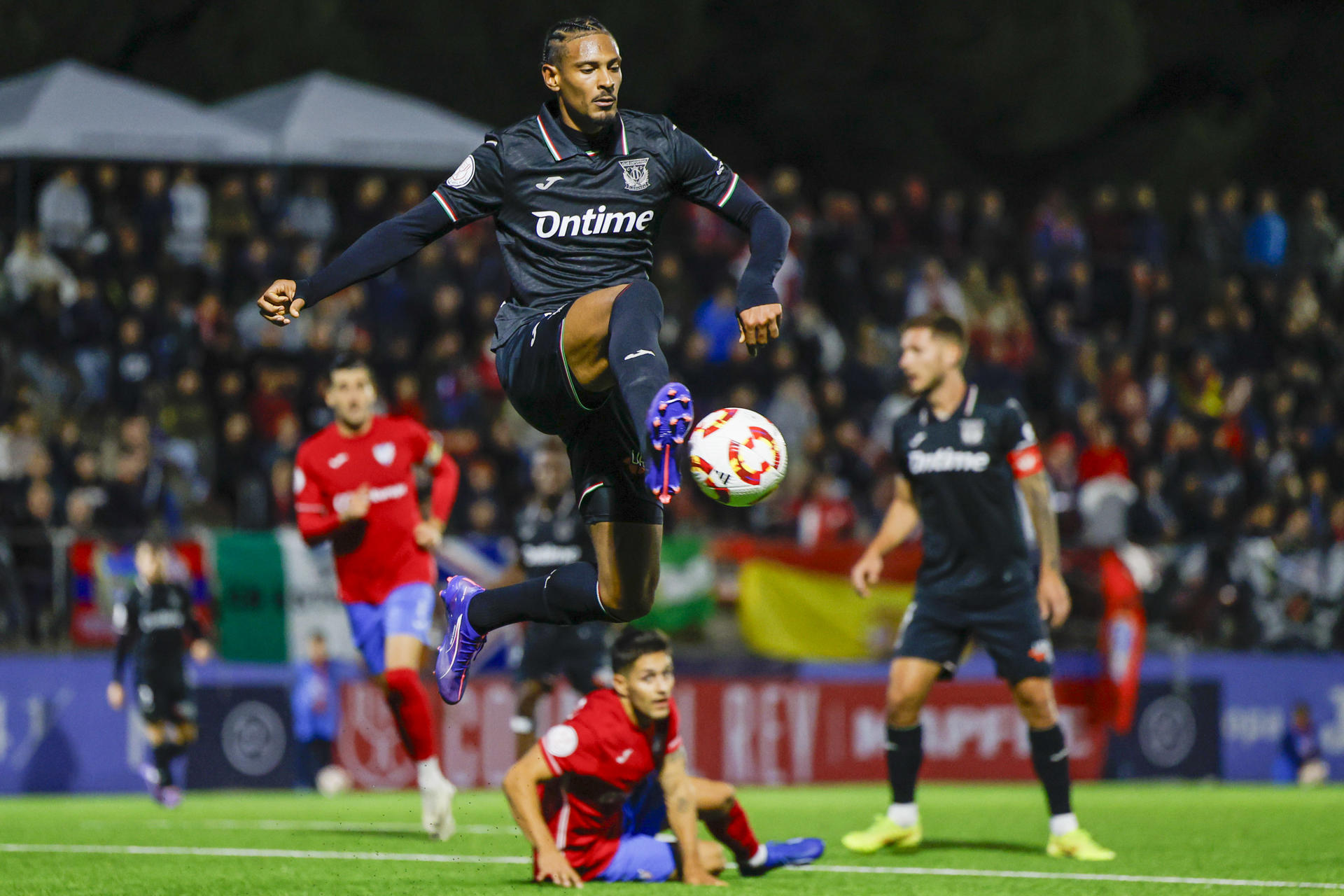 El delantero francés del Leganés Sébastien Haller intenta controlar el balón durante el partido de segunda ronda de Copa del Rey que Estepona y Leganés juegan este miércoles en el estadio Francisco Muñoz Pérez, en Estepona. EFE/Jorge Zapata
