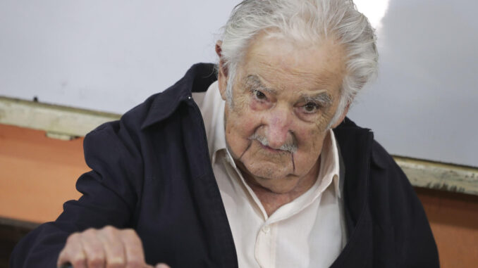 Fotografía de archivo del exmandatario de Uuruguay José Mujica tras votar en un colegio electoral ubicado en el Barrio Cerro de Montevideo, en las pasadas elecciones presidenciales. EFE/Raúl Martínez
