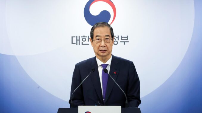 El presidente interino de Corea del Sur, Han Duck-soo, lee una declaración a la nación en el Complejo Gubernamental de Seúl, el 26 de diciembre de 2024. EFE/EPA/YONHAP SOUTH KOREA OUT
