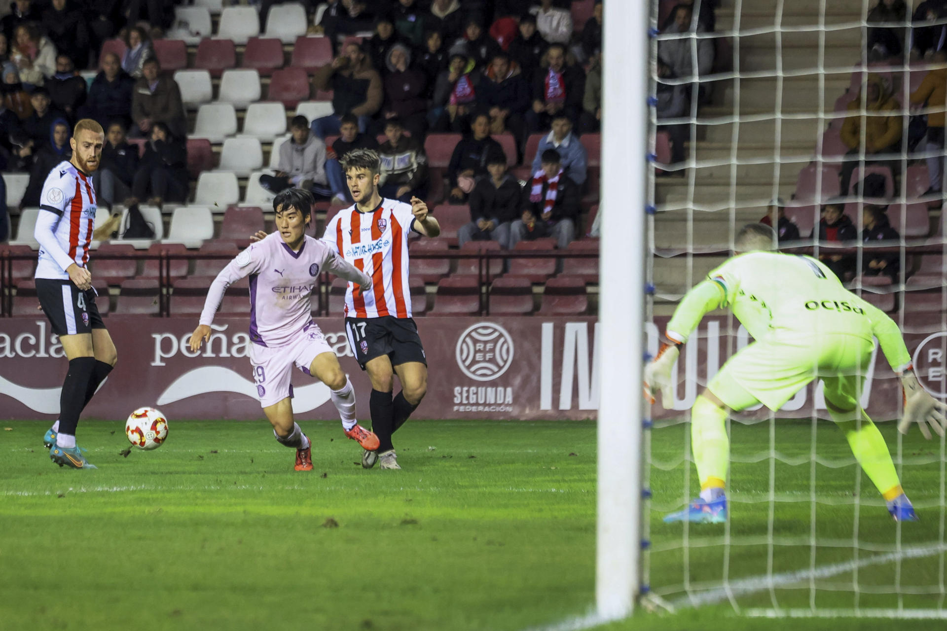 El centrocampista coreano del Girona, Kim Min-Su (i), se lleva el balón ante los defensores del Logroñés durante el partido de fútbol de la segunda ronda de la Copa del Rey entre la Unión Deportiva Logroñés y el Girona FC, este miércoles en el Estadio Municipal de Las Gaunas, en Logroño. EFE/ Raquel Manzanares
