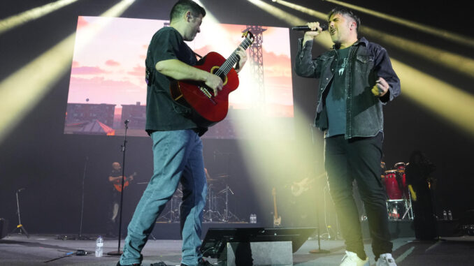 Imagen del dúo catalán Estopa durante el concierto solidario con los afectados por la dana celebrado el pasado día 29 en el Palau Sant Jordi de Barcelona. EFE/Alejandro García
