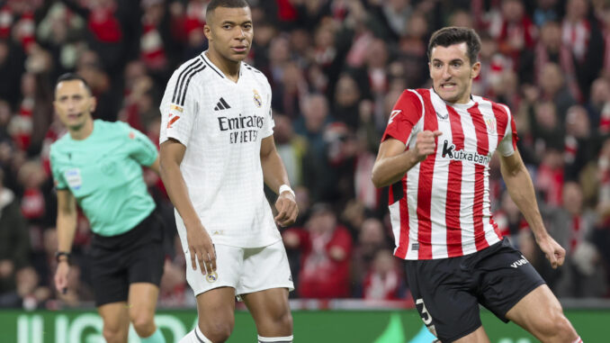 El delantero del Real Madrid Kylian Mbappé (i) tras fallar el penalti durante el partido de la jornada 19 de LaLiga que Athletic Club de Bilbao y Real Madrid disputaron en el estadio de San Mamés, en Bilbao. EFE/LUIS TEJIDO
