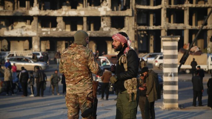 Rebeldes sirios se reúnen en la ciudad de Homs. EFE/BILAL AL HAMMOUD
