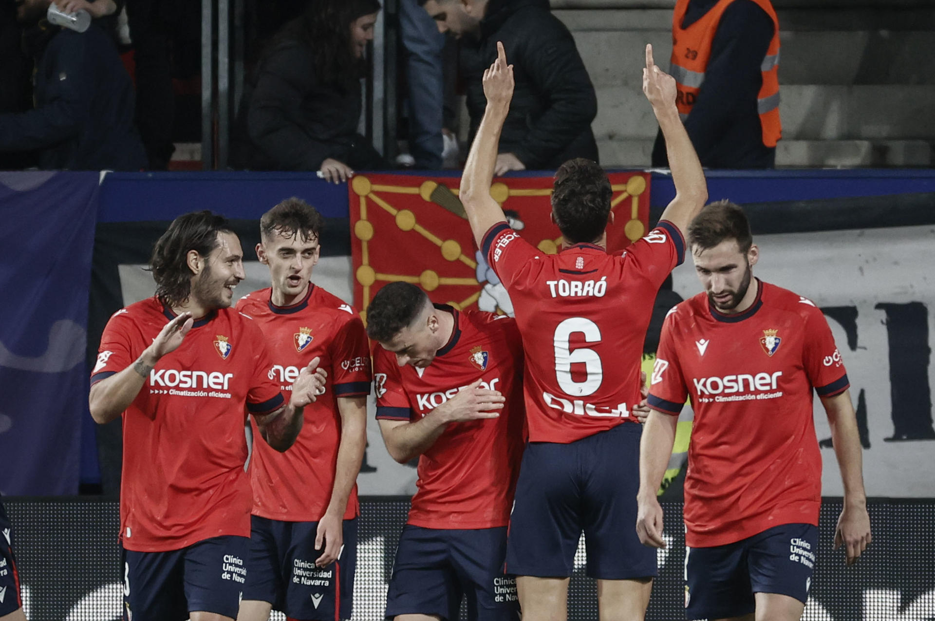 El centrocampista de Osasuna Lucas Torró (2d) celebra su gol, primero del equipo navarro, durante el encuentro de la jornada 18 de LaLiga en El Sadar. EFE/Jesús Diges
