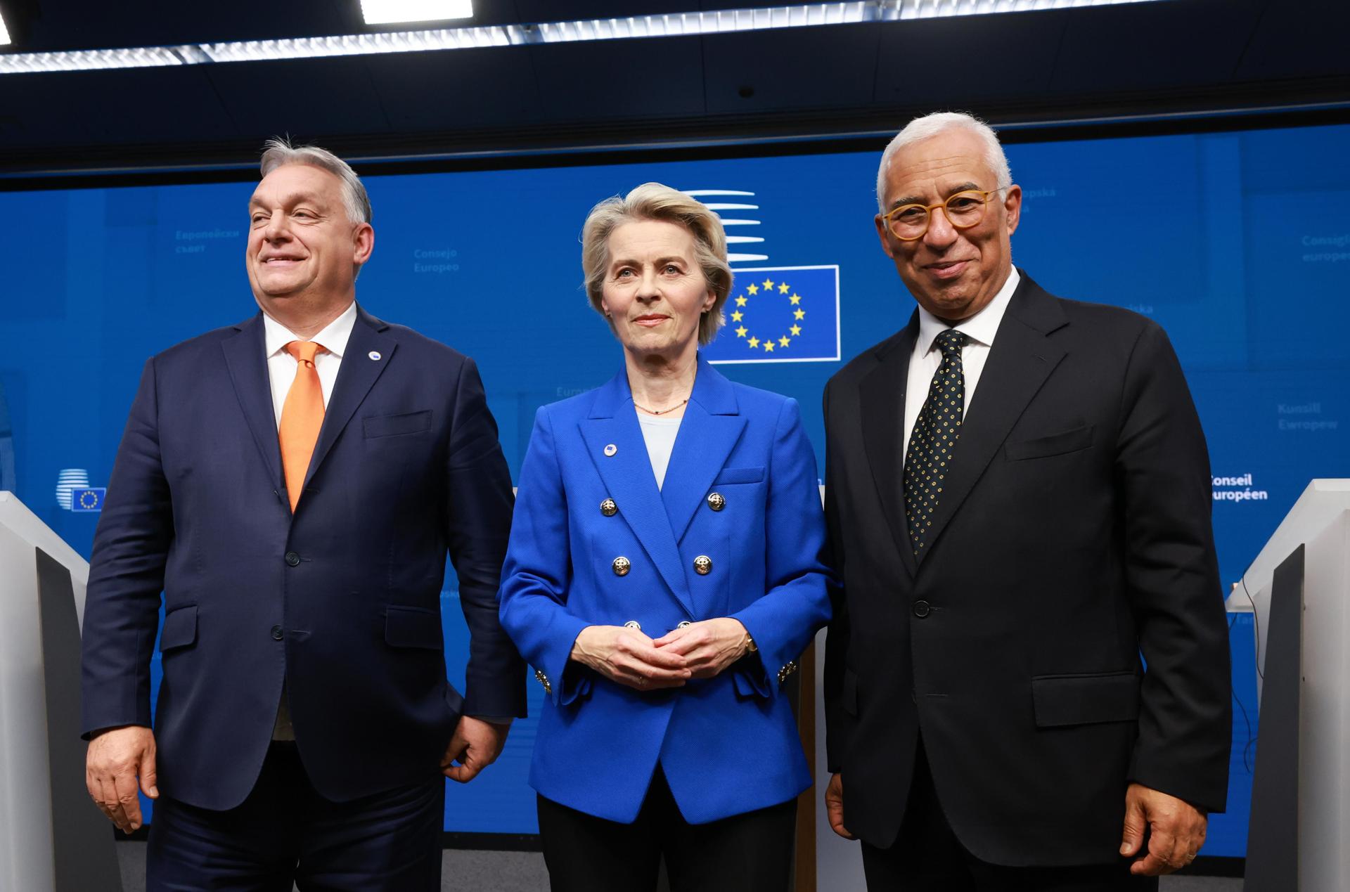 El Primer Ministro húngaro, Viktor Orban; la presidenta de la Comisión Europea, Ursula von der Leyen, y el presidente del Consejo Europeo, Antonio Costa, posan al final del Consejo Europeo durante la Cumbre de la UE en Bruselas, Bélgica, el 19 de diciembre de 2024. EFE/OLIVIER HOSLET
