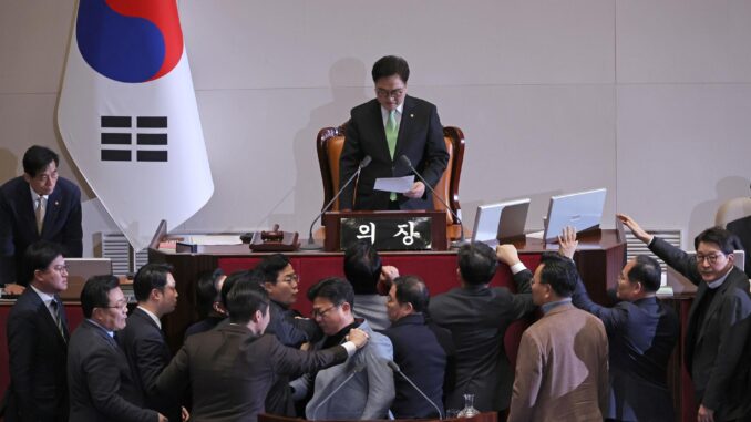 Legisladores del gobernante Partido del Poder Popular (PPP) protestan ante el presidente de la Asamblea Nacional, Woo Won-sik, antes de una votación sobre la moción presentada por la oposición para destituir al primer ministro y presidente en funciones, Han Duck-soo, en Seúl, el 27 de diciembre de 2024. EFE/EPA/YONHAP SOUTH KOREA OUT
