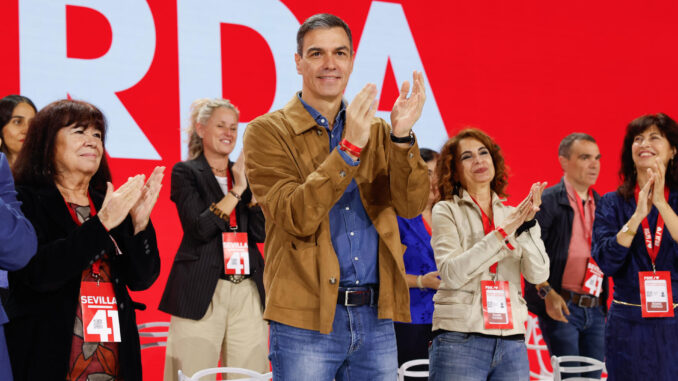 El presidente del Gobierno, Pedro Sánchez, la presidenta del PSOE, Cristina Narbona y la vicesecretaria general del PSOE y ministra de Hacienda, María Jesús Montero en el 41 Congreso Federal del PSOE. EFE/Julio Muñoz
