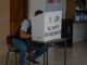 Fotogafía de archivo del 15 de octubre de 2023 del hoy presidente ecuatoriano, Daniel Noboa, mientras vota en la segunda vuelta de las elecciones presidenciales en un colegio electoral en Olón (Ecuador). EFE/ Mauricio Torres