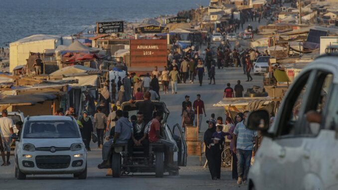 Fotografía de archivo de tiendas de campaña instaladas por palestinos desplazados internos a lo largo de la playa en Deir Al Balah, en el centro de la Franja de Gaza, el 12 de octubre de 2024.EFE/EPA/Mohammed Saber
