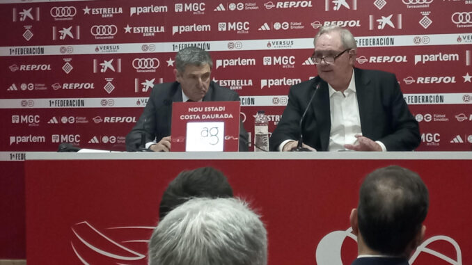 El Nàstic de Tarragona se ha convertido en el primer club de fútbol en presentar una querella criminal contra un árbitro, en concreto contra Eder Mallo Fernández, que dirigió el pasado 22 de junio,la vuelta de la final de la promoción de ascenso ante el Málaga. En la imagen el catedrático de derecho penal Fermín Morales (i) y el consejero del Nàstic Lluís Fàbregas (d) atienden este martes a los medios EFE/ Javier Díaz
