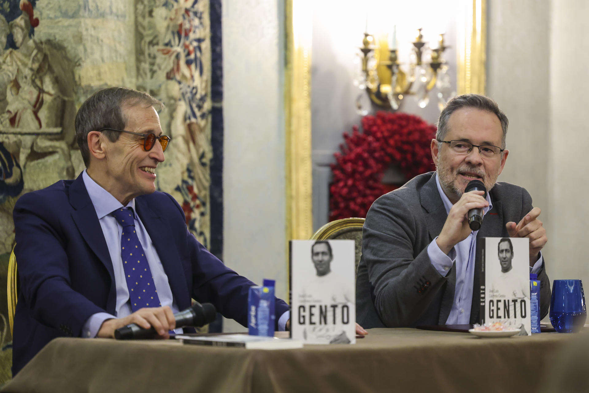 El exjugador de baloncesto José Luis Llorente (i), sobrino de Paco Gento y autor del libro, acompañado por el periodista Jesús Bengoechea, durante la presentación de 'Gento Real', este lunes en Madrid. EFE/ Kiko Huesca
