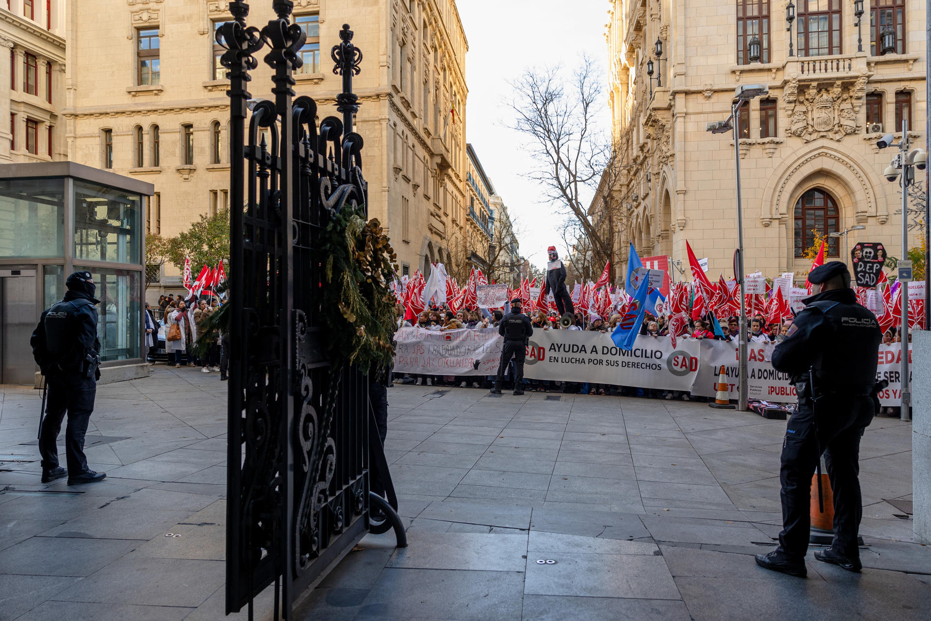 Trabajadoras del Servicio de ayuda a domicilio para personas mayores y personas con discapacidad, se manifiestan este lunes durante el pleno del Ayuntamiento de Madrid. EFE/ Daniel González
